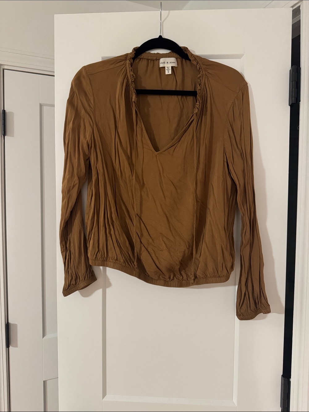 Cloth & Stone Women's Satin Brown V-Neck Long Sleeve Top